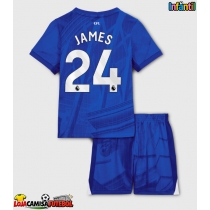 Camisa de Futebol Chelsea Reece James #24 Equipamento Principal Infantil 2025-26 Manga Curta (+ Calças curtas)